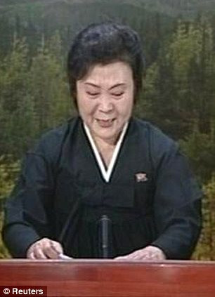 Nữ phát thanh viên truyền hình không kìm được nước mắt khi đọc điếu văn trên Đài truyền hình quốc gia