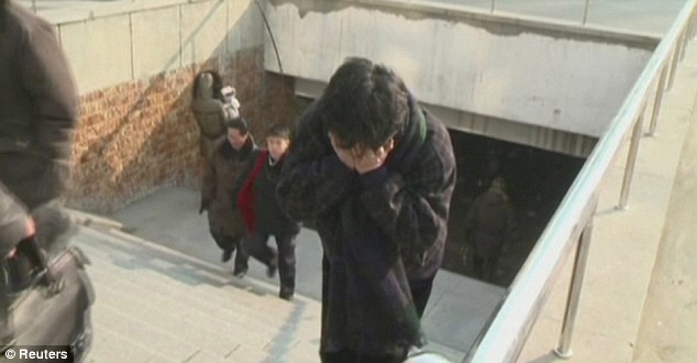 Người phụ nữ này không giấu nổi giọt nước mắt khi đi lên từ một nhà ga tàu điện ngầm ở Bình Nhưỡng