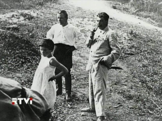 Nhà lãnh đạo Stalin tỏ ra đặc biệt yêu quý cô con gái Svetlana Alliluyeva Nhà lãnh đạo Stalin tỏ ra đặc biệt yêu quý cô con gái Svetlana Alliluyeva