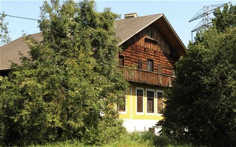 Ngôi nhà của người đàn ông giam giữ hai cô con gái lớn tuổi và lạm dụng họ suốt 41 năm Ngôi nhà của người đàn ông giam giữ hai cô con gái lớn tuổi và lạm dụng họ suốt 41 năm