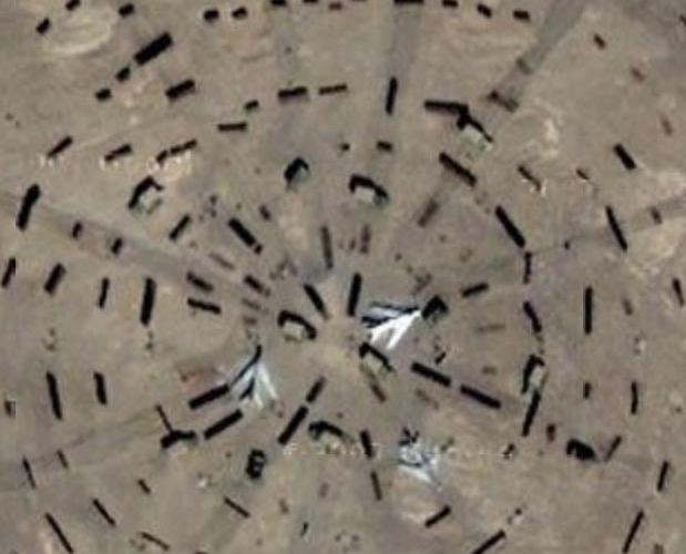 Máy bay và những gì trông giống như xe tải được đặt tại trung tâm của cấu trúc hình tấm bia Máy bay và những gì trông giống như xe tải được đặt tại trung tâm của cấu trúc hình tấm bia