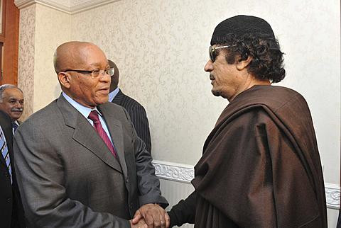 Hình: Reuters Tổng thống Nam Phi Jacob Zuma (trái) và nhà lãnh đạo Libya Moammar Gadhafi ở Tripoli, 30/5/2011
