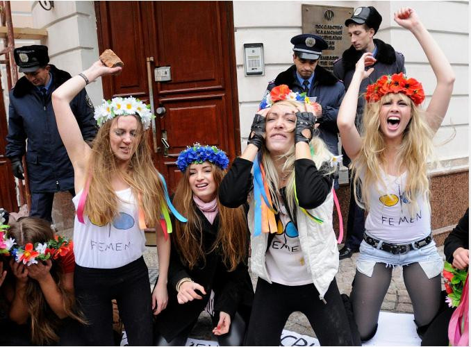 Biểu tình trước cửa Đại sứ quán Iran ở Kiev chống lại án tử hình dành cho Sakineh Mohammadi Ashtiani, một phụ nữ hai con bị kết án tử hình ném đá tới chết vì ngoại tình Biểu tình trước cửa Đại sứ quán Iran ở Kiev chống lại án tử hình dành cho Sakineh Mohammadi Ashtiani, một phụ nữ hai con bị kết án tử hình ném đá tới chết vì ngoại tình