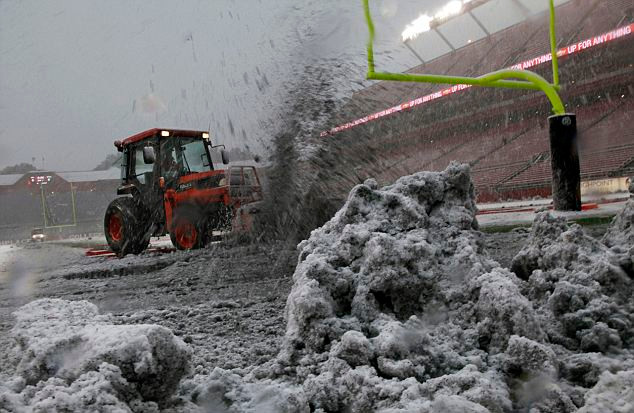 Hơn 1.000 chuyến bay đã bị hủy bỏ vì mưa tuyết và dự kiến mưa lớn sẽ tiếp tục kéo dài trong vài ngày tới Hơn 1.000 chuyến bay đã bị hủy bỏ vì mưa tuyết và dự kiến mưa lớn sẽ tiếp tục kéo dài trong vài ngày tới