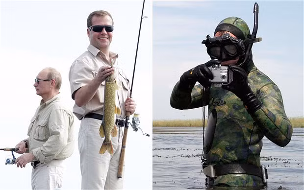 Tổng thống Nga Dmitry Medvedev trong bộ đồ lặn đang ngắm máy ảnh (phải) và cùng Thủ tướng Vladimir Putin câu cá rất vui vẻ trên sông Volga tháng 8/2011