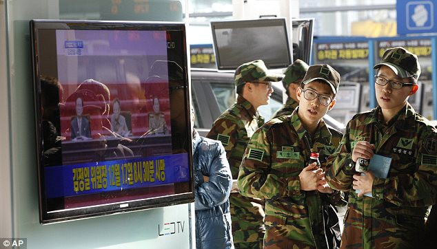 Binh sĩ Hàn Quốc nghe thông báo về cái chết của Chủ tịch Kim