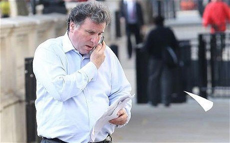 Bộ trưởng Oliver Letwin đã nhiều lần bị bắt quả tang bỏ tài liệu mật vào thùng rác trong công viên trung tâm ở London khi chưa hủy. Bức ảnh được chụp hôm 7/9. Bộ trưởng Oliver Letwin đã nhiều lần bị bắt quả tang bỏ tài liệu mật vào thùng rác trong công viên trung tâm ở London khi chưa hủy. Bức ảnh được chụp hôm 7/9.