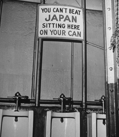 Một tấm bảng kêu gọi người Mỹ đứng dậy chống lại quân Nhật trong phòng vệ sinh ở căn cứ hải quân Brooklyn , New York. Một tấm bảng kêu gọi người Mỹ đứng dậy chống lại quân Nhật trong phòng vệ sinh ở căn cứ hải quân Brooklyn , New York.