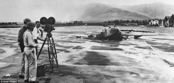 Đống đổ nát của một chiếc máy bay Hải quân Mỹ trong trận Trân Châu Cảng Đống đổ nát của một chiếc máy bay Hải quân Mỹ trong trận Trân Châu Cảng