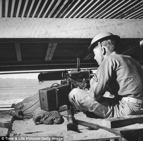 Một sĩ quan trẻ cầm chặt vũ khí trực trực trong hầm ở tư thế sẵn sàng chiến đấu Một sĩ quan trẻ cầm chặt vũ khí trực trực trong hầm ở tư thế sẵn sàng chiến đấu