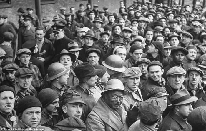 Lính hải quân Mỹ ở New York chuẩn bị lên đường tới Trân Châu Cảng để tham chiến