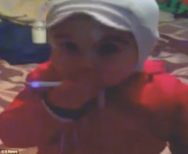 Cô bé 2 tuổi người Romania phì phèo điếu thuốc trên tay