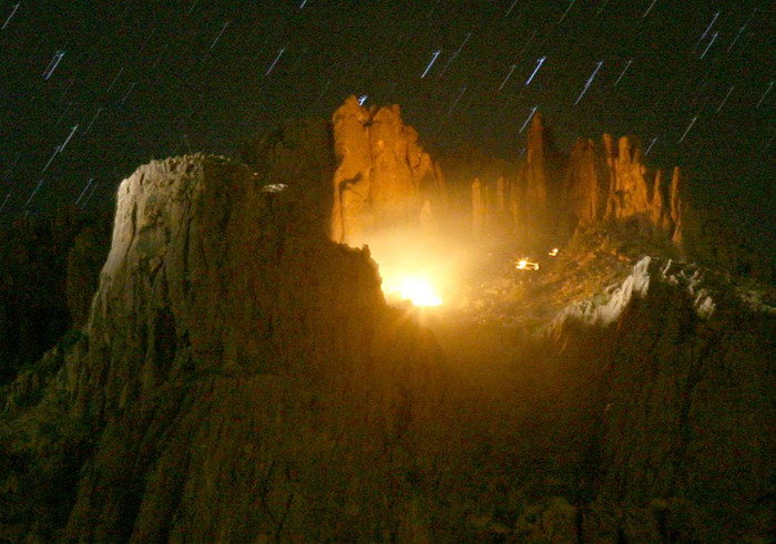 Ánh đèn từ một chiếc trực thăng cứu hộ tại địa điểm diễn ra vụ rơi máy bay khiến 3 người tử nạn trên dãy núi Superstition trong Apache Junction, bang Arizona hôm 23/11. Ánh đèn từ một chiếc trực thăng cứu hộ tại địa điểm diễn ra vụ rơi máy bay khiến 3 người tử nạn trên dãy núi Superstition trong Apache Junction, bang Arizona hôm 23/11.