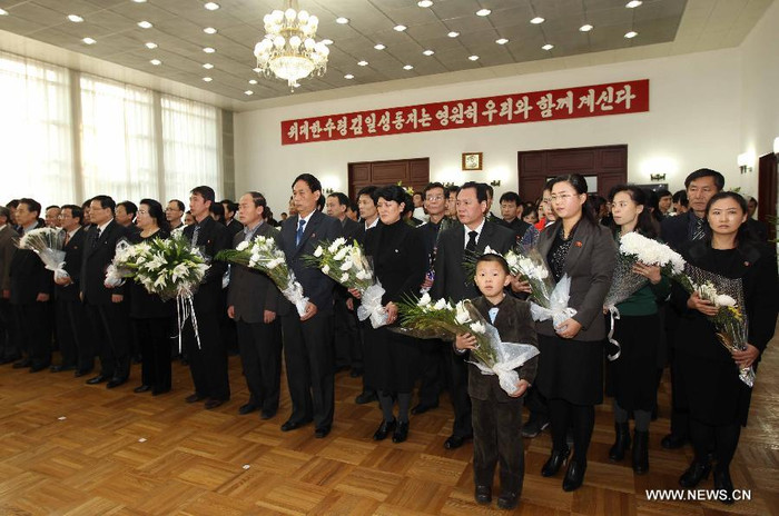 Người dân Bình Nhưỡng dâng hoa tưởng niệm Chủ tịch kính yêu. Ảnh Xinhua Người dân Bình Nhưỡng dâng hoa tưởng niệm Chủ tịch kính yêu. Ảnh Xinhua