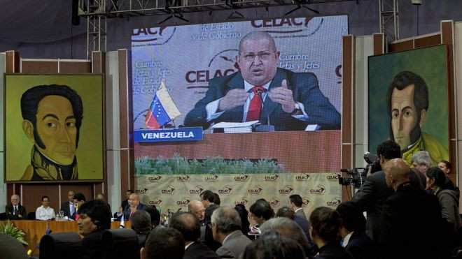 Tổng thống Chavez và bức chân dung của người anh hùng dân tộc Simon Bolivar Tổng thống Chavez và bức chân dung của người anh hùng dân tộc Simon Bolivar