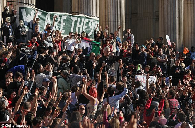 Và đó không ai khác chính là Julian Assange - người sáng lập trang web WikiLeak. Và đó không ai khác chính là Julian Assange - người sáng lập trang web WikiLeak.