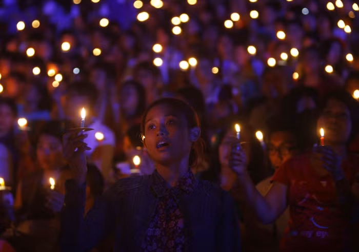 Các tín hữu Indonesia cầu nguyện tại trong đêm Noel tại sân vận động Gelora Bung Karno, Jakarta Các tín hữu Indonesia cầu nguyện tại trong đêm Noel tại sân vận động Gelora Bung Karno, Jakarta