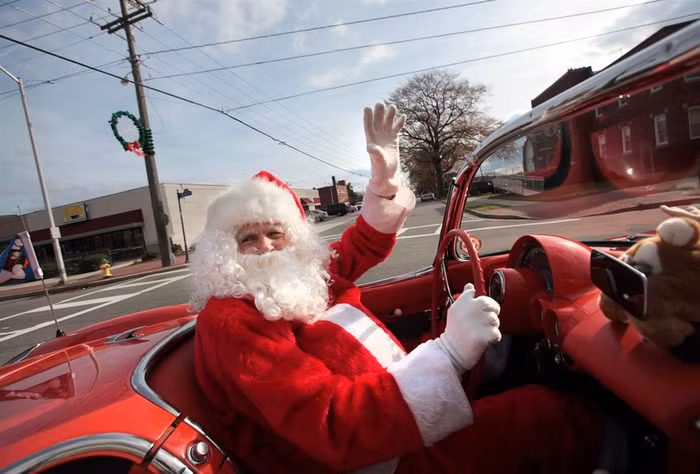 Don Ward đóng vai ông già Noel lái xe tại đại lộ Colley ở Norfolk, Virginia, Mỹ. Theo lời Ward, anh đã đóng vai ông già Noel trong suốt 17 năm qua. Don Ward đóng vai ông già Noel lái xe tại đại lộ Colley ở Norfolk, Virginia, Mỹ. Theo lời Ward, anh đã đóng vai ông già Noel trong suốt 17 năm qua.