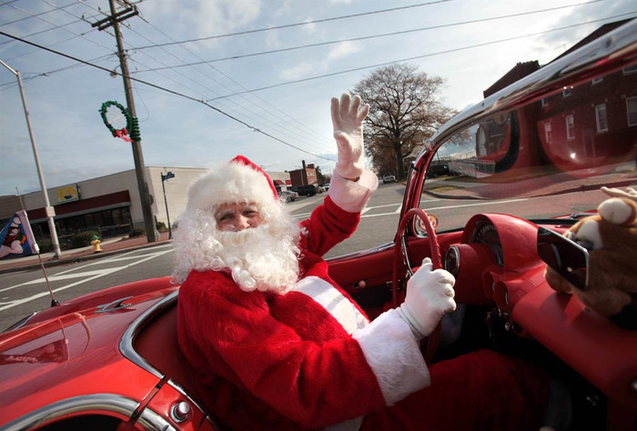 Don Ward đóng vai ông già Noel lái xe tại đại lộ Colley ở Norfolk, Virginia, Mỹ. Theo lời Ward, anh đã đóng vai ông già Noel trong suốt 17 năm qua. Don Ward đóng vai ông già Noel lái xe tại đại lộ Colley ở Norfolk, Virginia, Mỹ. Theo lời Ward, anh đã đóng vai ông già Noel trong suốt 17 năm qua.