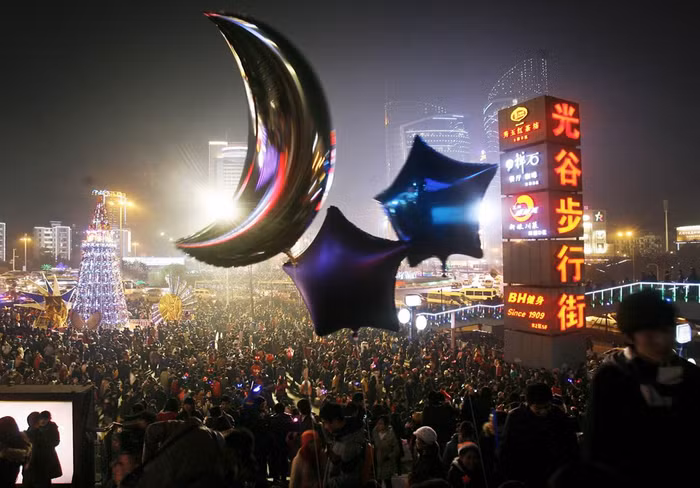 Đám đông người dân tập trung tại chợ Giáng sinh ở thành phố Vũ Hán, Hồ Bắc, Trung Quốc trong đêm Giáng sinh Đám đông người dân tập trung tại chợ Giáng sinh ở thành phố Vũ Hán, Hồ Bắc, Trung Quốc trong đêm Giáng sinh