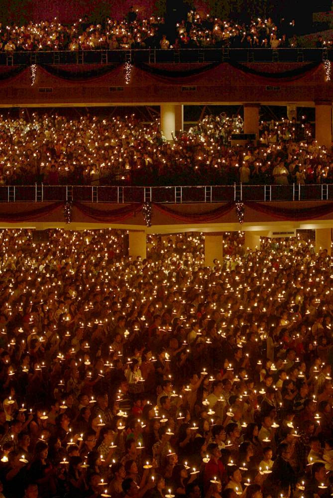 Không khí đón mừng Giáng sinh bên trong nhà thờ Bethany, ở thành phố Surabaya, đông Java, Indonesia Không khí đón mừng Giáng sinh bên trong nhà thờ Bethany, ở thành phố Surabaya, đông Java, Indonesia