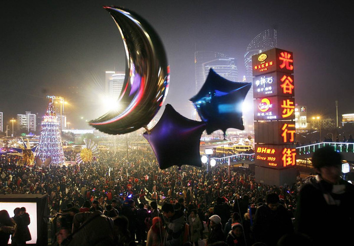 Đám đông người dân tập trung tại chợ Giáng sinh ở thành phố Vũ Hán, Hồ Bắc, Trung Quốc trong đêm Giáng sinh Đám đông người dân tập trung tại chợ Giáng sinh ở thành phố Vũ Hán, Hồ Bắc, Trung Quốc trong đêm Giáng sinh