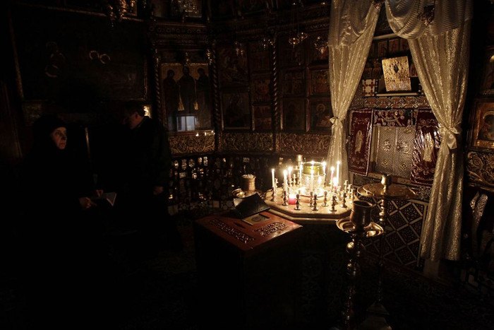 Một nữ tu cầu nguyện tại tu viện Đức mẹ đồng trinh Maria ở Sidnaia, phía bắc Damascus, Hy Lạp Một nữ tu cầu nguyện tại tu viện Đức mẹ đồng trinh Maria ở Sidnaia, phía bắc Damascus, Hy Lạp