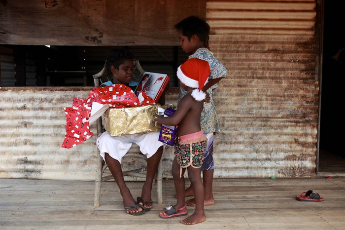 Các em bé người thổ dân Broome, ở Broome, Úc mở quà Noel Các em bé người thổ dân Broome, ở Broome, Úc mở quà Noel