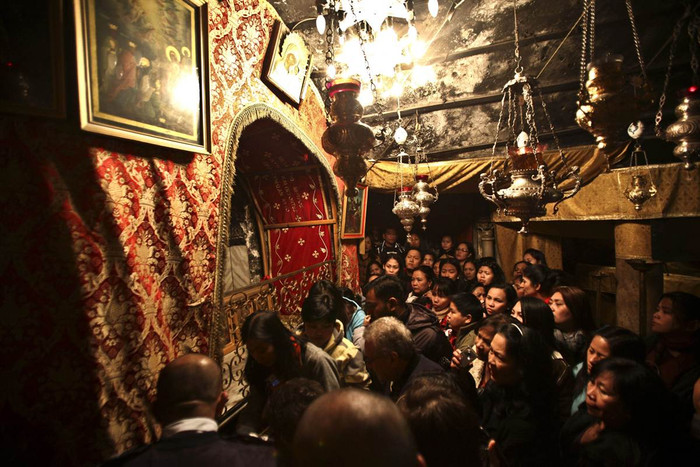 Các tín đồ Kito hữu đới thăm Nhà thờ Giáng sinh ở Bethlehem Các tín đồ Kito hữu đới thăm Nhà thờ Giáng sinh ở Bethlehem