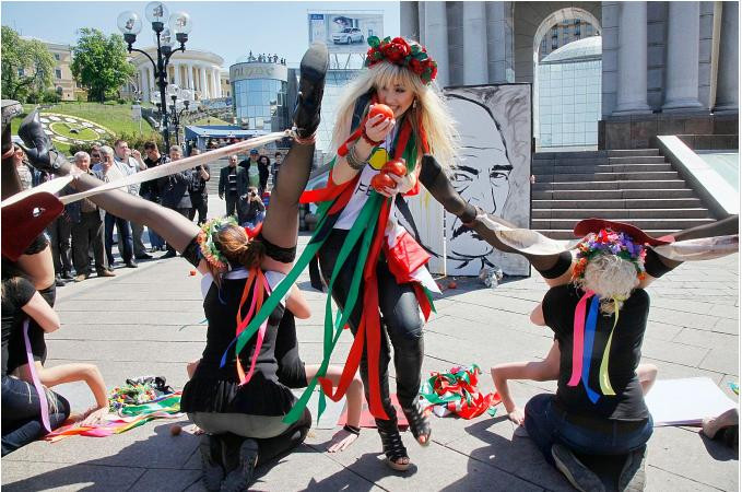 Một nhóm hoạt động vì nữ quyền FEMEN biểu tình phản đối Tổng thống Belarus Alexander Lukashenko trong cuộc biểu tình phản đối du lịch vì mục đích mại dâm và buôn bán phụ nữ từ Ucraina tại Kiev hôm 11/5 Một nhóm hoạt động vì nữ quyền FEMEN biểu tình phản đối Tổng thống Belarus Alexander Lukashenko trong cuộc biểu tình phản đối du lịch vì mục đích mại dâm và buôn bán phụ nữ từ Ucraina tại Kiev hôm 11/5