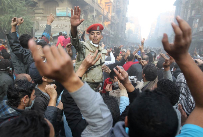 Một người lính Ai Cập đang cố gắng kêu gọi đám đông người biểu tình ở Cairo bình tĩnh trở lại trong một cuộc đụng độ giữa hàng chục ngàn người biểu tình với cảnh sát. Đây là cuộc biểu tình bạo động thứ 4 trong năm nay ở Ai Cập hôm 22/11. Một người lính Ai Cập đang cố gắng kêu gọi đám đông người biểu tình ở Cairo bình tĩnh trở lại trong một cuộc đụng độ giữa hàng chục ngàn người biểu tình với cảnh sát. Đây là cuộc biểu tình bạo động thứ 4 trong năm nay ở Ai Cập hôm 22/11.