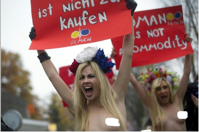 Một nhóm ủng hộ phong trào FEMEN bị cảnh sát bắt ở phía trước Thánh đường Phê-rô ở quảng trường St Peter, Vatican Một nhóm ủng hộ phong trào FEMEN bị cảnh sát bắt ở phía trước Thánh đường Phê-rô ở quảng trường St Peter, Vatican