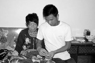 Yan bên cạnh người mẹ bị liệt của mình