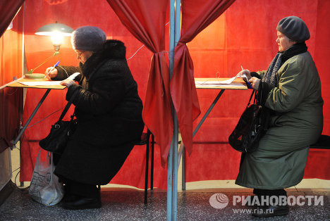 Cử tri Nga đi bầu cử hôm 4/12. Ảnh Rian Cử tri Nga đi bầu cử hôm 4/12. Ảnh Rian