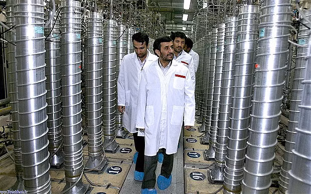 Tổng thống Iran Mahmoud Ahmadinejad thăm cơ sở làm giàu uranium Natanz Tổng thống Iran Mahmoud Ahmadinejad thăm cơ sở làm giàu uranium Natanz