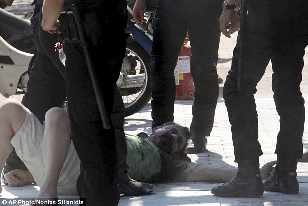 Trong khi đó, làn sóng biểu tình của những người giận dữ với quy mô và tốc độ cắt giảm chi phí của Chính phủ vẫn đang làm đất nước này tiếp tục bị tê liệt. Trong khi đó, làn sóng biểu tình của những người giận dữ với quy mô và tốc độ cắt giảm chi phí của Chính phủ vẫn đang làm đất nước này tiếp tục bị tê liệt.