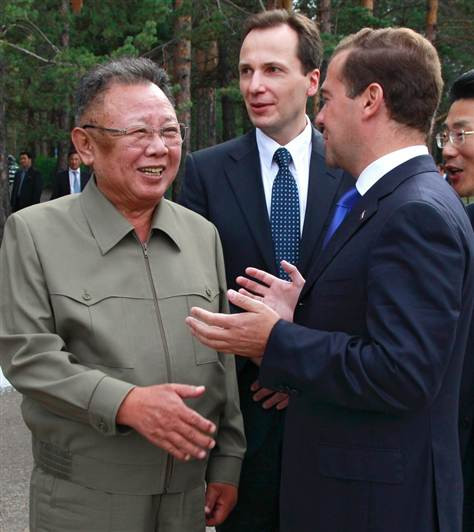 Chủ tịch Kim Jong-il (trái) gặp gỡ Tổng thống Medvedev trong chuyến thăm nước Nga hồi tháng 8/2011 Chủ tịch Kim Jong-il (trái) gặp gỡ Tổng thống Medvedev trong chuyến thăm nước Nga hồi tháng 8/2011
