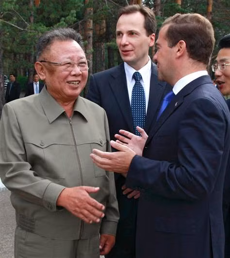Chủ tịch Kim Jong-il (trái) gặp gỡ Tổng thống Medvedev trong chuyến thăm nước Nga hồi tháng 8/2011 Chủ tịch Kim Jong-il (trái) gặp gỡ Tổng thống Medvedev trong chuyến thăm nước Nga hồi tháng 8/2011