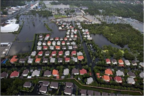 Một khu ngoại ô Bangkok đã bị nước lũ nhấn chìm - Ảnh chụp ngày 25-10: Getty Images Một khu ngoại ô Bangkok đã bị nước lũ nhấn chìm - Ảnh chụp ngày 25-10: Getty Images