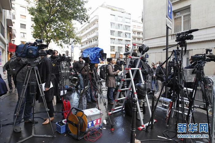 Được biết, trước khi kết hôn với Đệ nhất phu nhân Bruni, ông Sarkozy đã trải qua 2 cuộc hôn nhân và có 3 người con trai. Giulia Sarkozy. Ảnh: phóng viên tập trung trước cửa bệnh viện ở Paris để ghi hình sự kiện đệ nhất phu nhân Pháp sinh con.