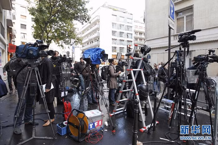 Được biết, trước khi kết hôn với Đệ nhất phu nhân Bruni, ông Sarkozy đã trải qua 2 cuộc hôn nhân và có 3 người con trai. Giulia Sarkozy. Ảnh: phóng viên tập trung trước cửa bệnh viện ở Paris để ghi hình sự kiện đệ nhất phu nhân Pháp sinh con.