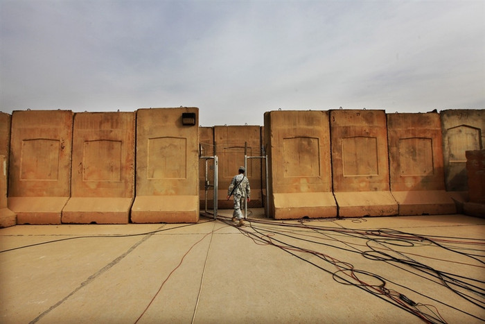 Một lính Mỹ đi qua đám dây điện của các phóng viên trước khi bắt đầu buổi lễ hạ cờ hôm 15/12 Một lính Mỹ đi qua đám dây điện của các phóng viên trước khi bắt đầu buổi lễ hạ cờ hôm 15/12