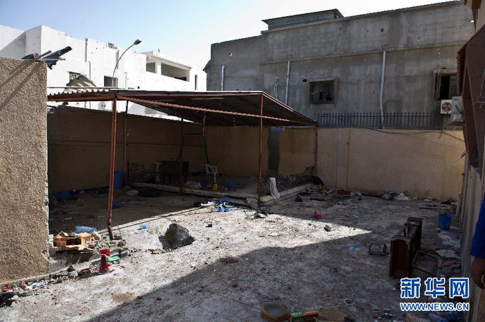 Khu bếp tạm bợ, nơi một người đầu bếp nấu nướng phục vụ Đại tá Gaddafi trong những ngày trú ẩn tại đây. Khu bếp tạm bợ, nơi một người đầu bếp nấu nướng phục vụ Đại tá Gaddafi trong những ngày trú ẩn tại đây.