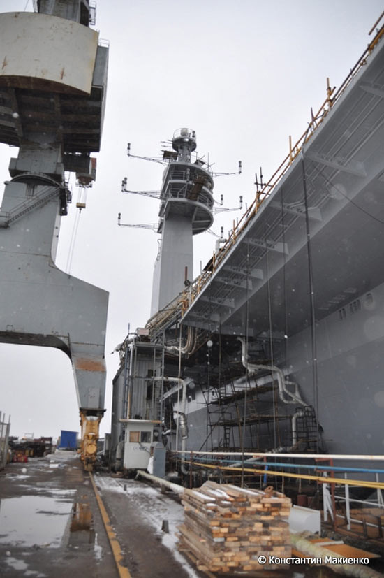 Hiện INS Vikramaditya đang được nâng cấp tại xưởng Sevmash ở Severodvinsk, Arkhangelsk Oblast, Nga Hiện INS Vikramaditya đang được nâng cấp tại xưởng Sevmash ở Severodvinsk, Arkhangelsk Oblast, Nga