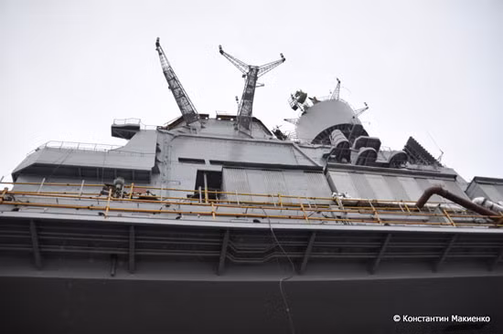 Trước đó, ngày 26/3/2005, Ấn Độ công bố nước này sẽ đóng một tàu sân bay của riêng mình và dự kiến sẽ thực hiện vào năm 2012.Tàu sân bay mà Ấn Độ dự định tự chế tạp sẽ được đóng tại một xưởng đóng tàu thuộc sở hữu của nhà nước Ấn Độ với sự hỗ trợ kỹ thuật của các công ty tư vấn nước ngoài,.