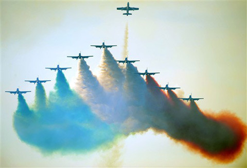 Những đụn khói phụt ra đẹp mắt từ phi cơ của “Tên ba màu”. Những đụn khói phụt ra đẹp mắt từ phi cơ của “Tên ba màu”.