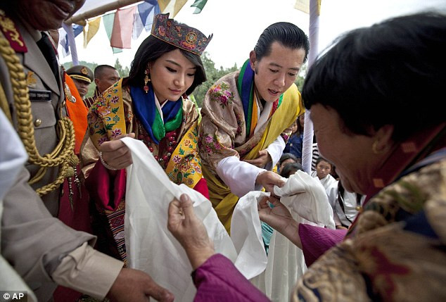 Vua và Hoàng hậu đón nhận lời chúc mừng của người dân trong ngày cưới. Vua và Hoàng hậu đón nhận lời chúc mừng của người dân trong ngày cưới.