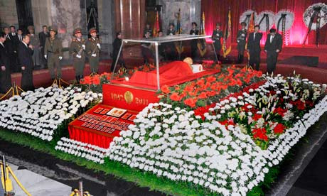 Thi hài Chủ tịch Kim Jong Il trong lăng Kumsusan, nơi mọi người có thể tới viếng ông Thi hài Chủ tịch Kim Jong Il trong lăng Kumsusan, nơi mọi người có thể tới viếng ông