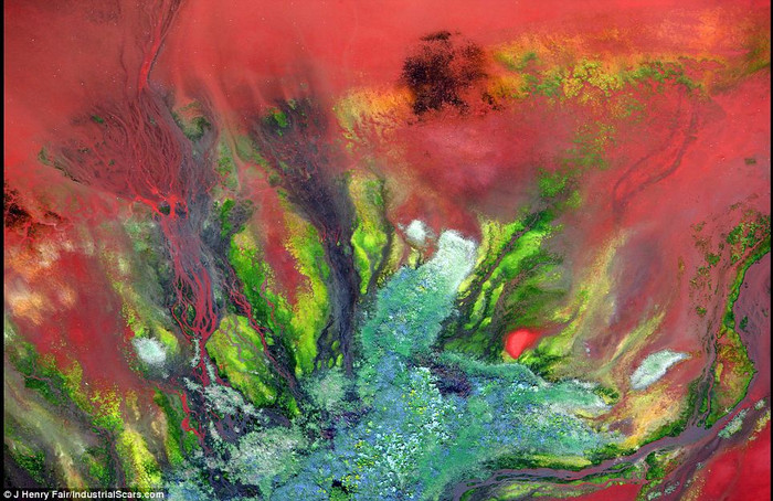 Những vệt màu đỏ là dấu vết chất chứa đầy kim loại nặng từ một nhà máy sản xuất nhôm Bauxite Những vệt màu đỏ là dấu vết chất chứa đầy kim loại nặng từ một nhà máy sản xuất nhôm Bauxite