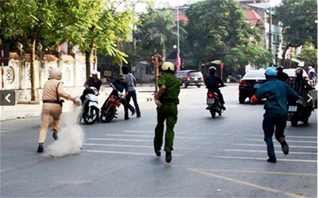 Ảnh cảnh sát giao thông Thanh Hóa dùng lưới đánh cá bắt người đua xe được Telegraph đăng tải